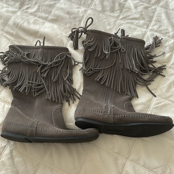 Minnetonka Womens Calf Hi 2-Layer Fringe Boot - Picture 2 of 4